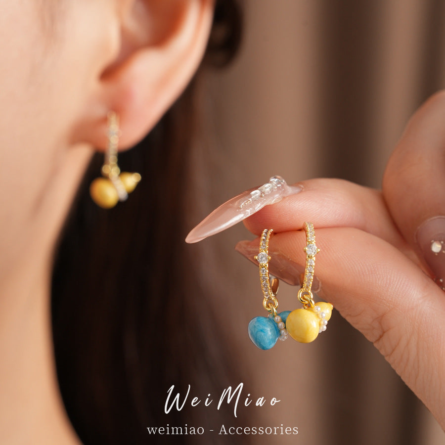 Silver needle inlaid zircon oil drop gourd C-shaped stud earrings, simple temperament, fashionable and versatile earrings, light luxury and high-end earrings.