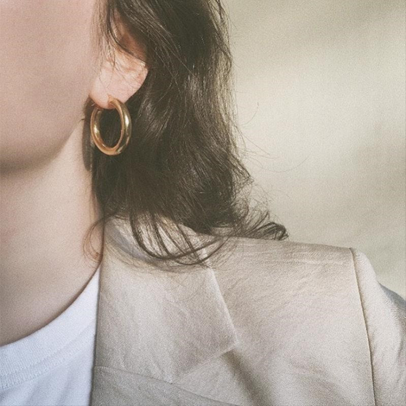 Silver needle metal earrings, high-end simple stud earrings, fashionable versatile light luxury personalized niche earrings, Yiwu wholesale