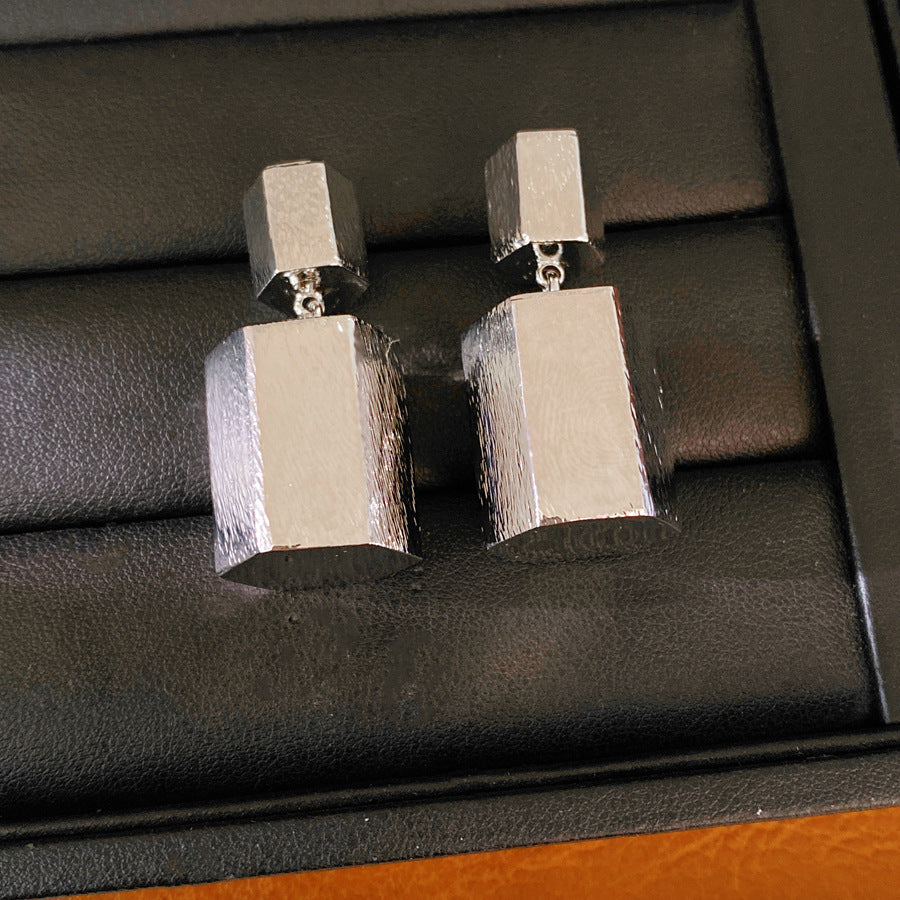 Silver needle metal wind rectangular stud earrings modern minimalist style personalized niche earrings light luxury high-end earrings wholesale