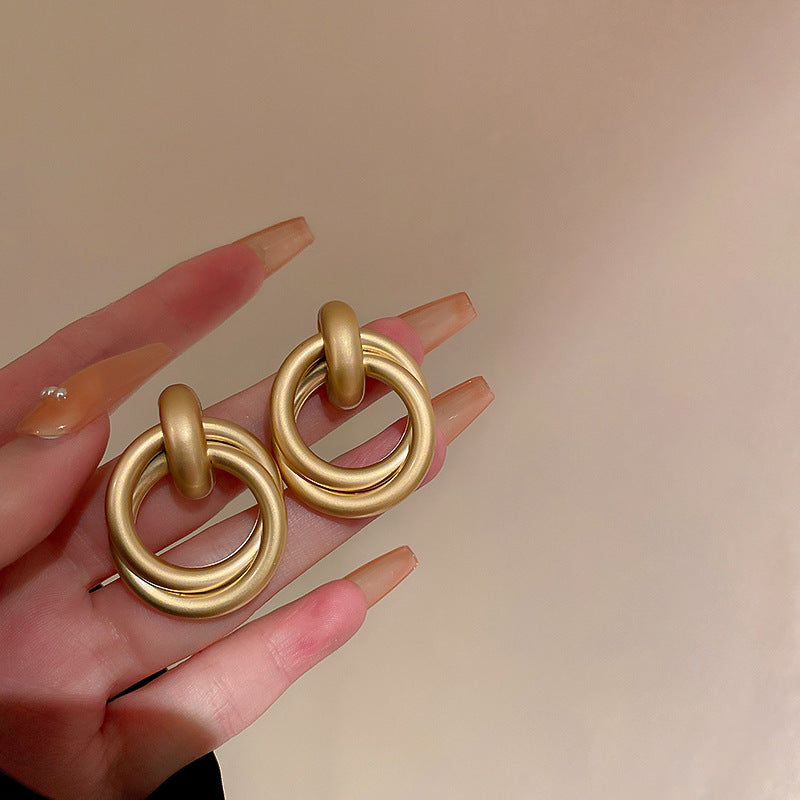 Silver needle metal earrings, high-end simple stud earrings, fashionable versatile light luxury personalized niche earrings, Yiwu wholesale