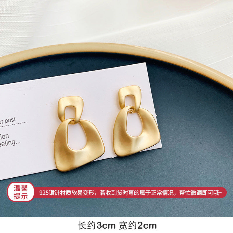 Silver needle metal earrings, high-end simple stud earrings, fashionable versatile light luxury personalized niche earrings, Yiwu wholesale