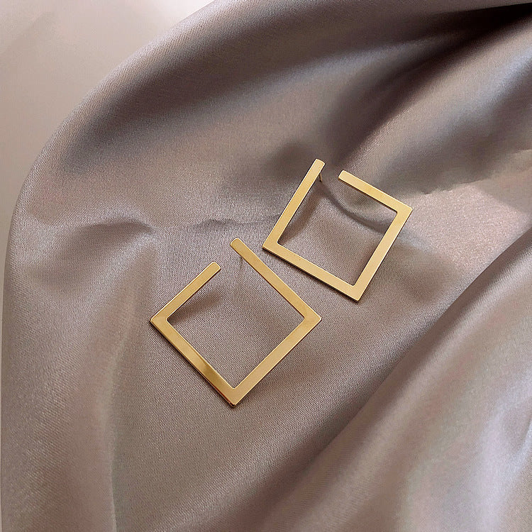 Silver needle metal earrings, high-end simple stud earrings, fashionable versatile light luxury personalized niche earrings, Yiwu wholesale