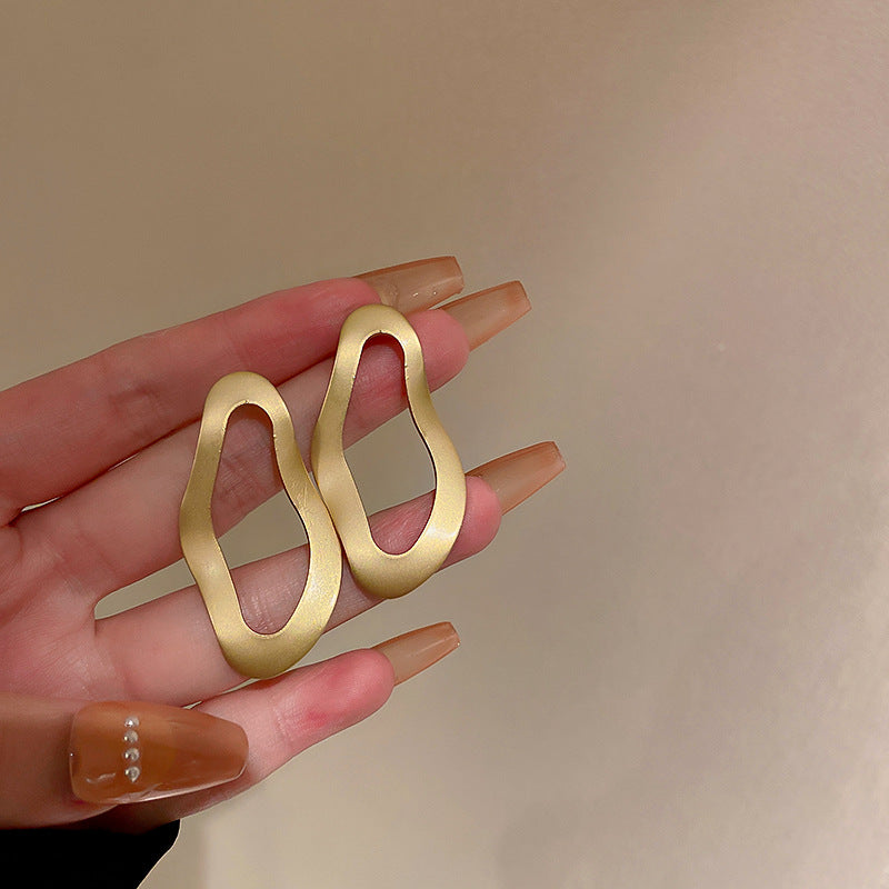 Silver needle metal earrings, high-end simple stud earrings, fashionable versatile light luxury personalized niche earrings, Yiwu wholesale