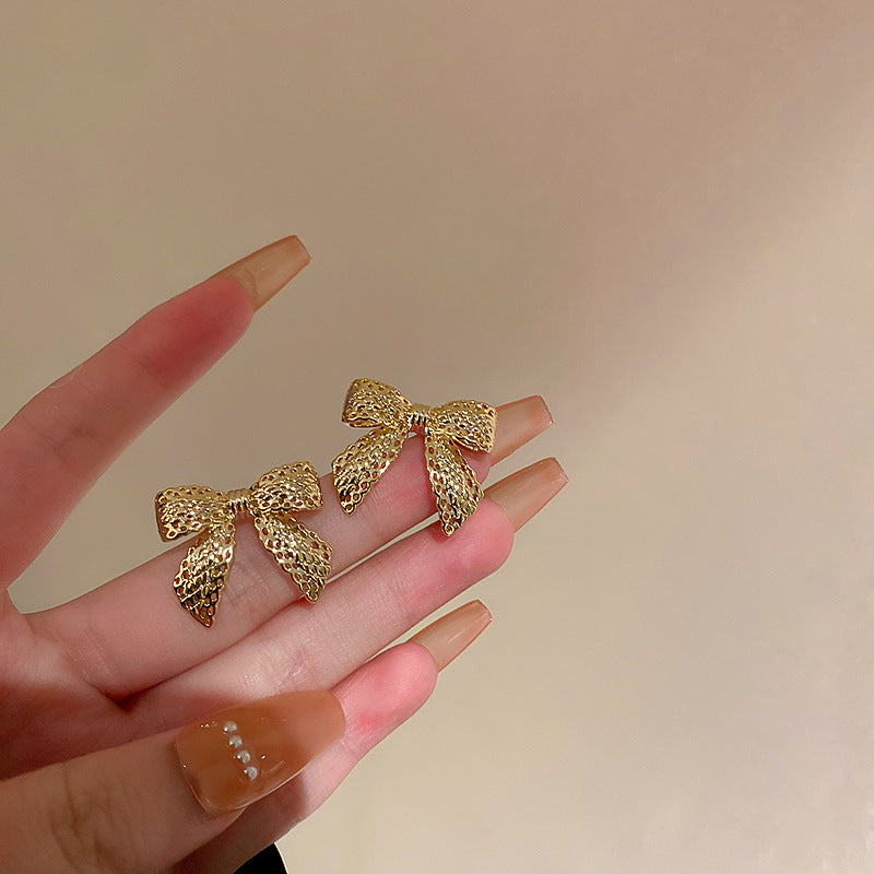 Silver needle metal earrings, high-end simple stud earrings, fashionable versatile light luxury personalized niche earrings, Yiwu wholesale