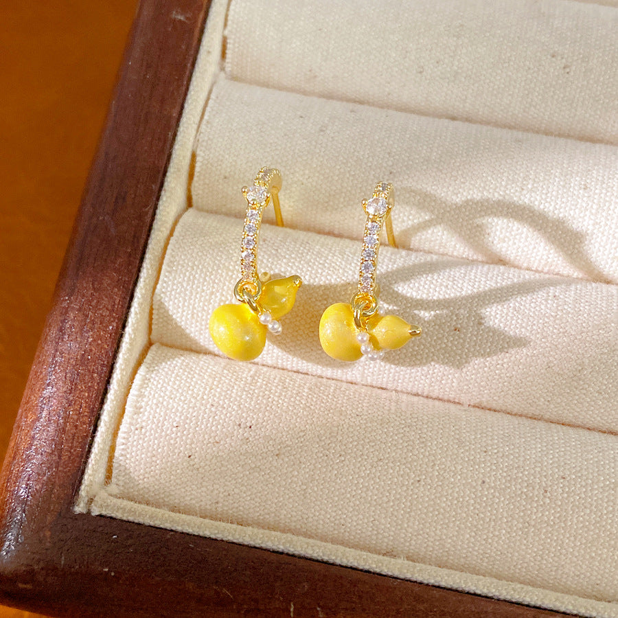 Silver needle inlaid zircon oil drop gourd C-shaped stud earrings, simple temperament, fashionable and versatile earrings, light luxury and high-end earrings.
