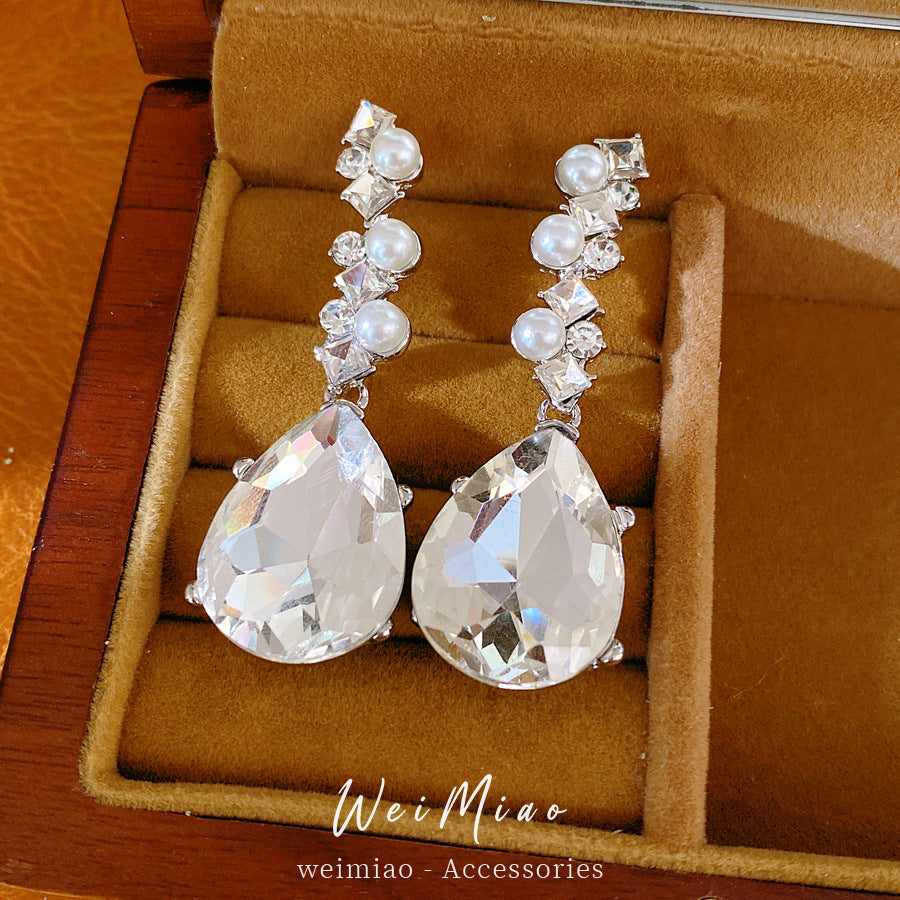 Wholesale boutique jewelry, bulk fashion jewelry suppliers, dropship pearl earrings.