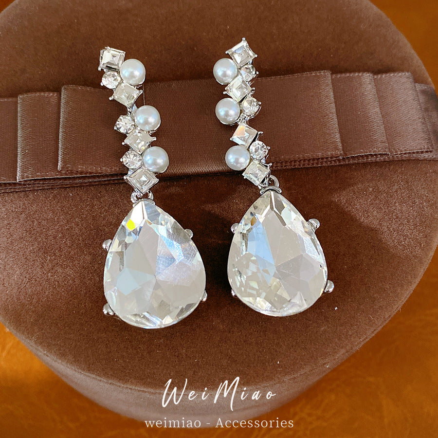 Wholesale boutique jewelry, bulk fashion jewelry suppliers, dropship pearl earrings.