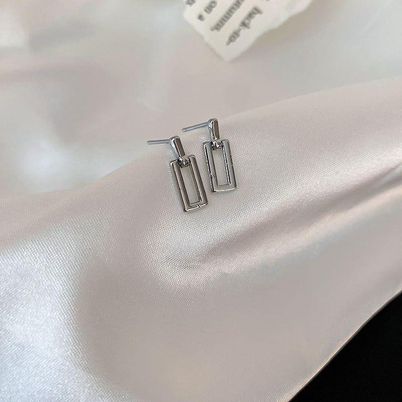 Silver needle metal earrings, high-end simple stud earrings, fashionable versatile light luxury personalized niche earrings, Yiwu wholesale