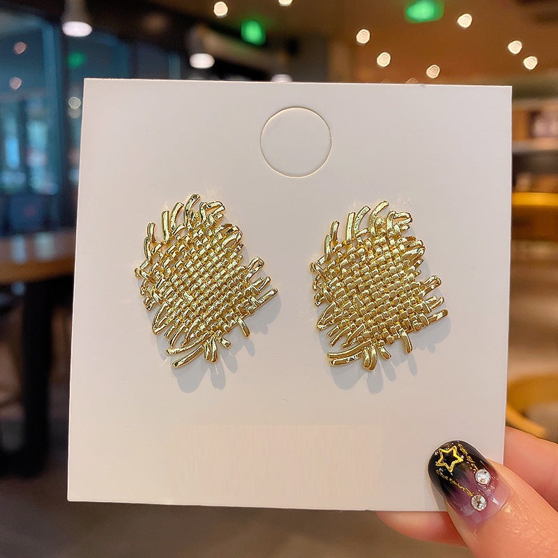 Silver needle metal earrings, high-end simple stud earrings, fashionable versatile light luxury personalized niche earrings, Yiwu wholesale
