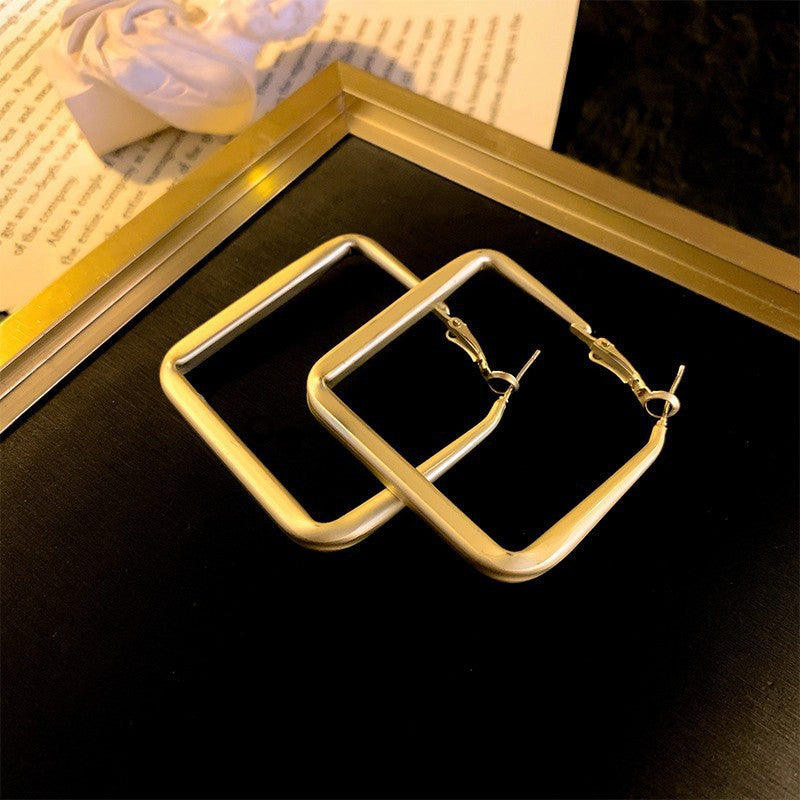 Silver needle metal earrings, high-end simple stud earrings, fashionable versatile light luxury personalized niche earrings, Yiwu wholesale