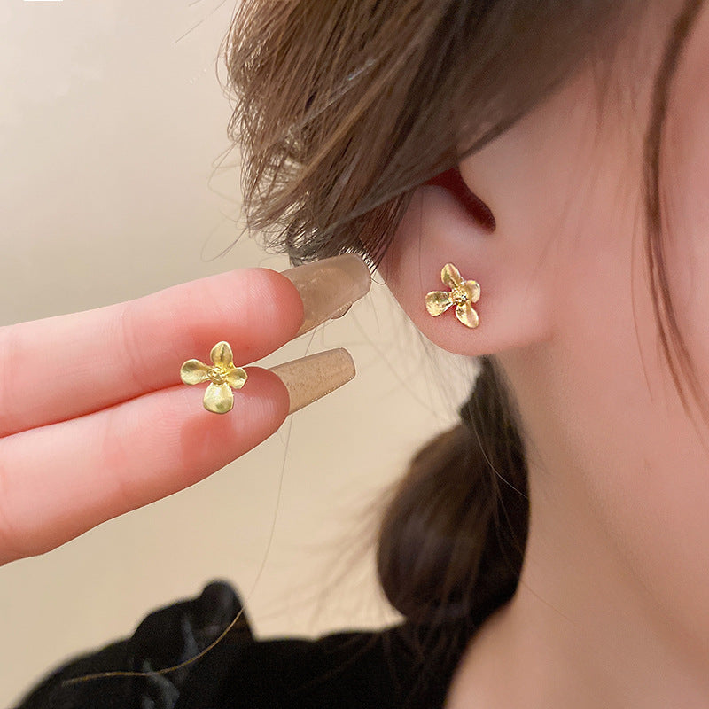 Silver needle metal earrings, high-end simple stud earrings, fashionable versatile light luxury personalized niche earrings, Yiwu wholesale